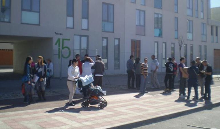 Varias familias frente al edificio afectado