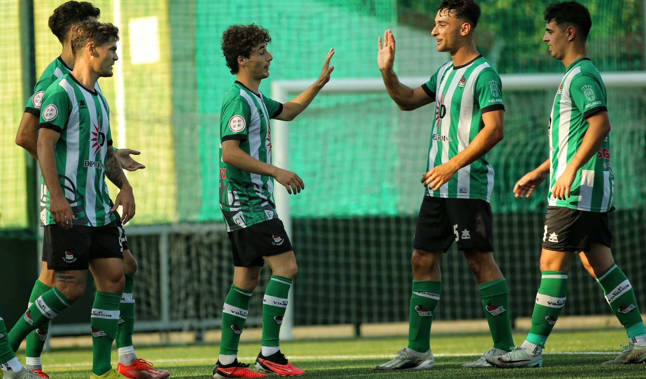 Los jugadores del Vimenor festejan uno de los goles.