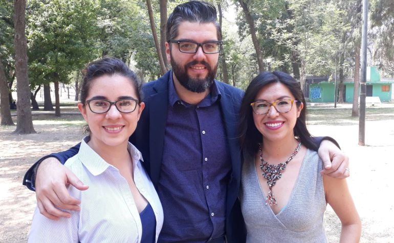 El murciano, Manuel Ureste, junto a sus compañeras premiadas, las también periodistas, Nayeli Roldán Sánchez y Miriam Castillo Moya 