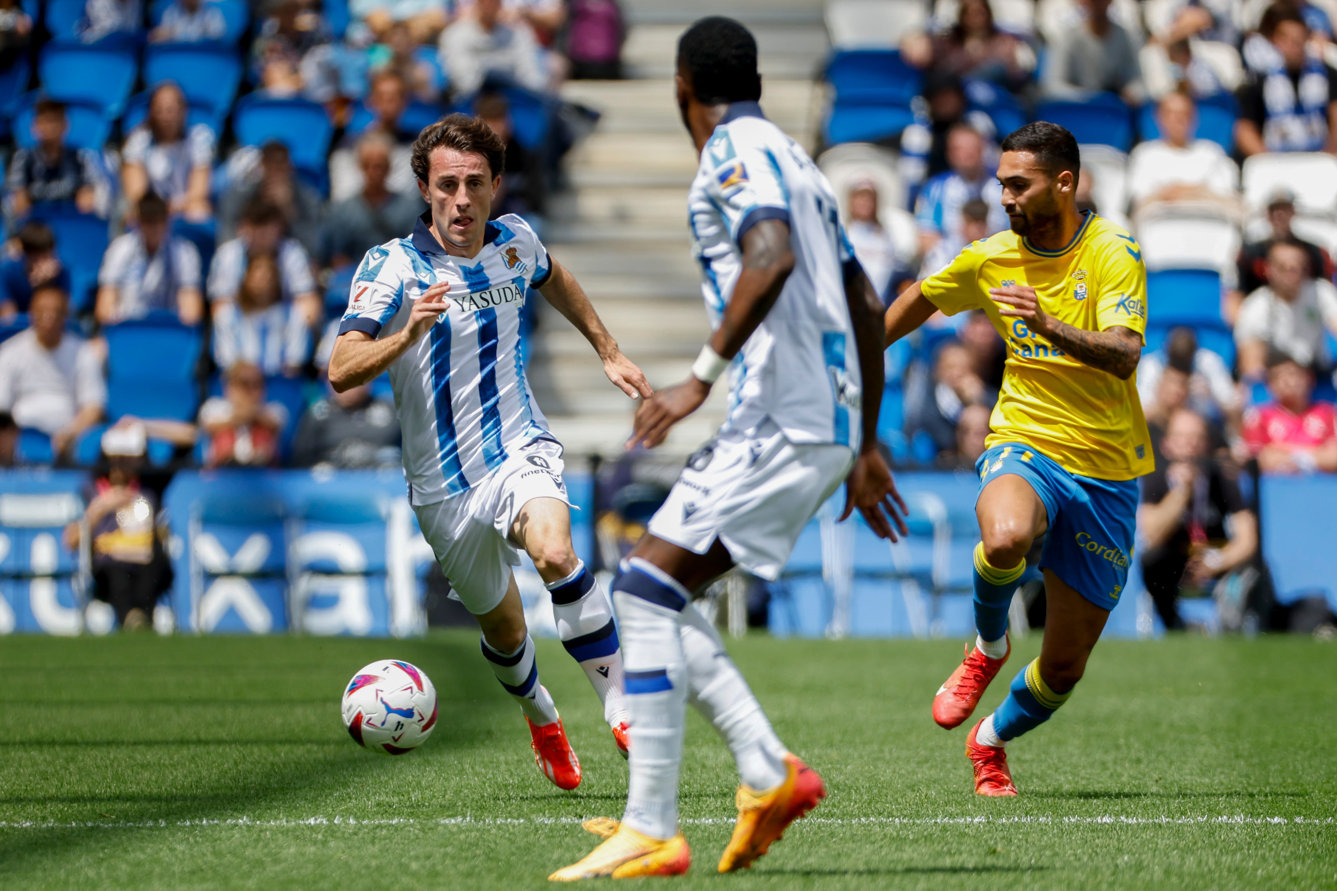 SAN SEBASTIÁN, 04/05/2024.- El defensa de la Real Sociedad Álvaro Odriozola (i) controla la pelota ante el centrocampista de la UD Las Palmas Benito Ramírez (d), durante el partido de la jornada 34 de LaLiga Ea Sports disputado este sábado en el estadio Reale Arena de San Sebastián. EFE/Juan Herrero
