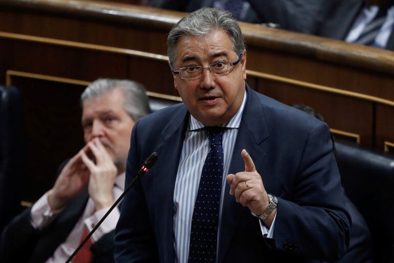 El ministro del Interior, Juan Ignacio Zoido, durante su intervención en la sesión de control al Ejecutivo celebrada hoy en el Congreso de los Diputados.