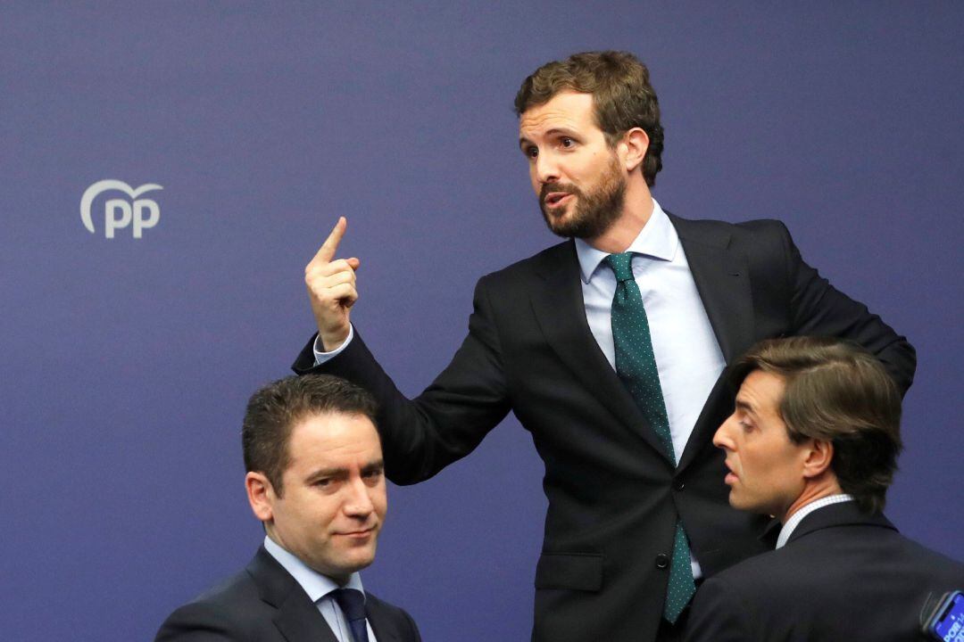 El líder del PP, Pablo Casado (c), acompañado del secretario general, Teodoro García Egea (i) y el vicesecretario de Comunicación, Pablo Montesinos, en una rueda de prensa tras el Comité Ejecutivo Nacional del partido, después de conocer la firma del preacuerdo de Gobierno.