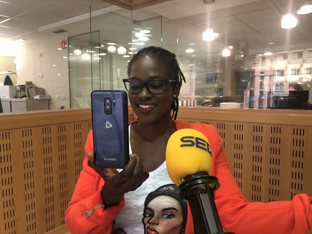 Fadima Diawara, fundadora de Kunfabo, amb un dels prototips