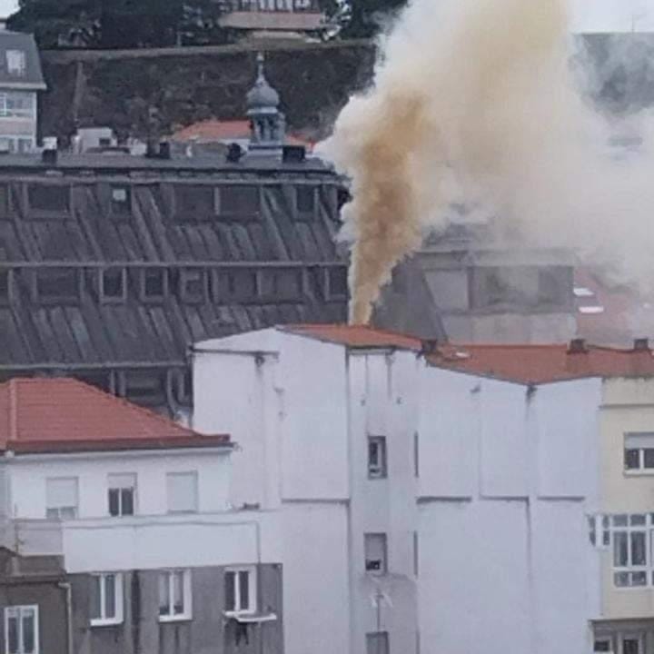 Imagen del humo visible desde el centro de Vigo