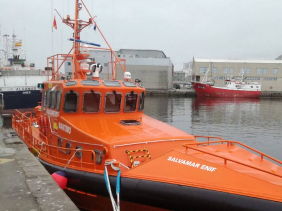 Trasladan al puerto de Algeciras a 31 varones rescatados de una patera