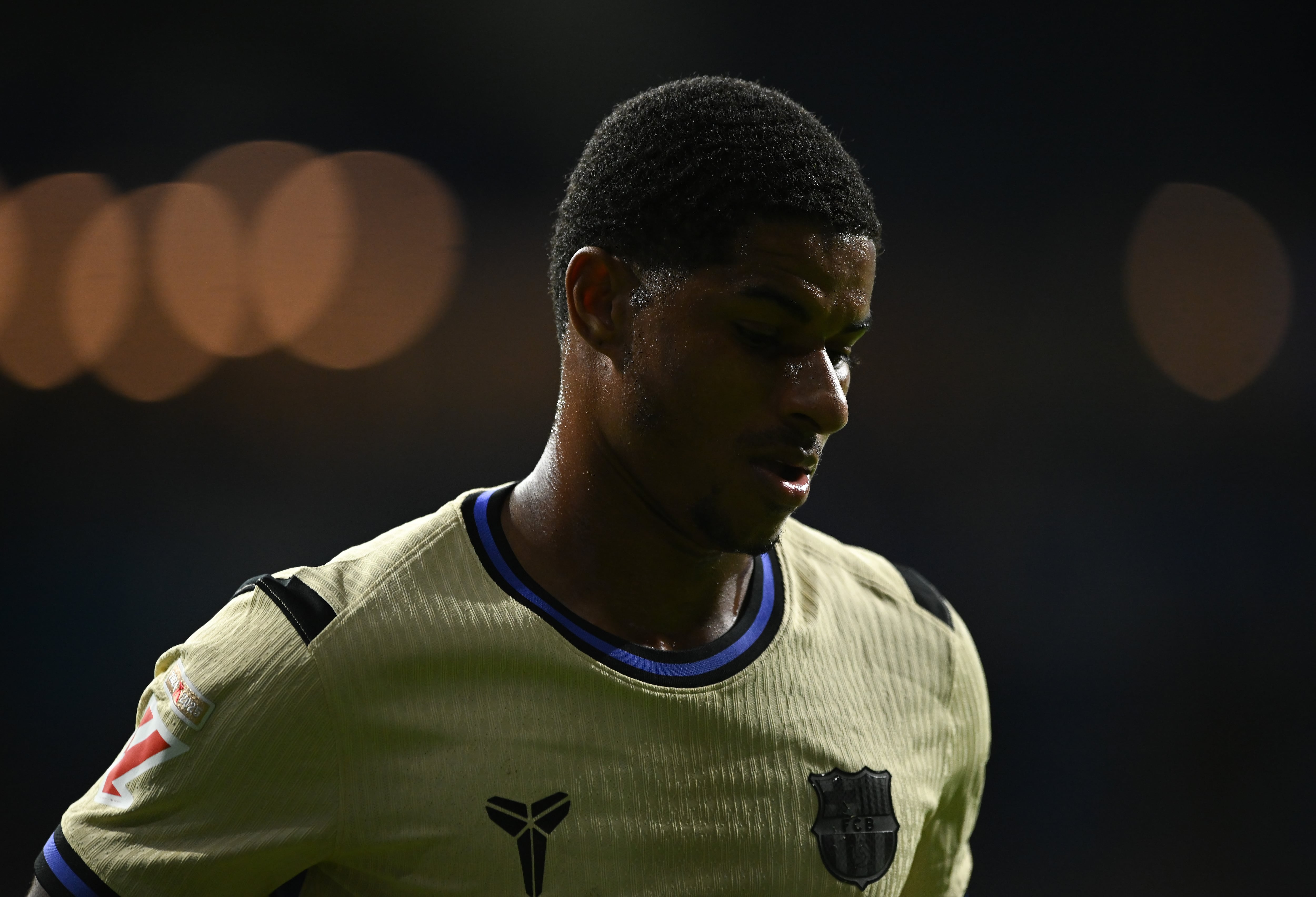 Marcus Rashford juega un partido con el FC Barcelona en Oviedo