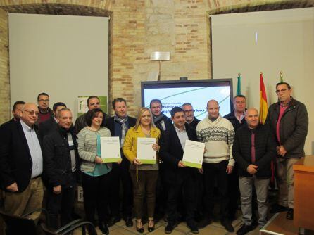 Foto de Familia, tras la entrega de los estudios energéticos, con presencia del alcalde de Jódar, junto al presidente de la Diputación Provincial