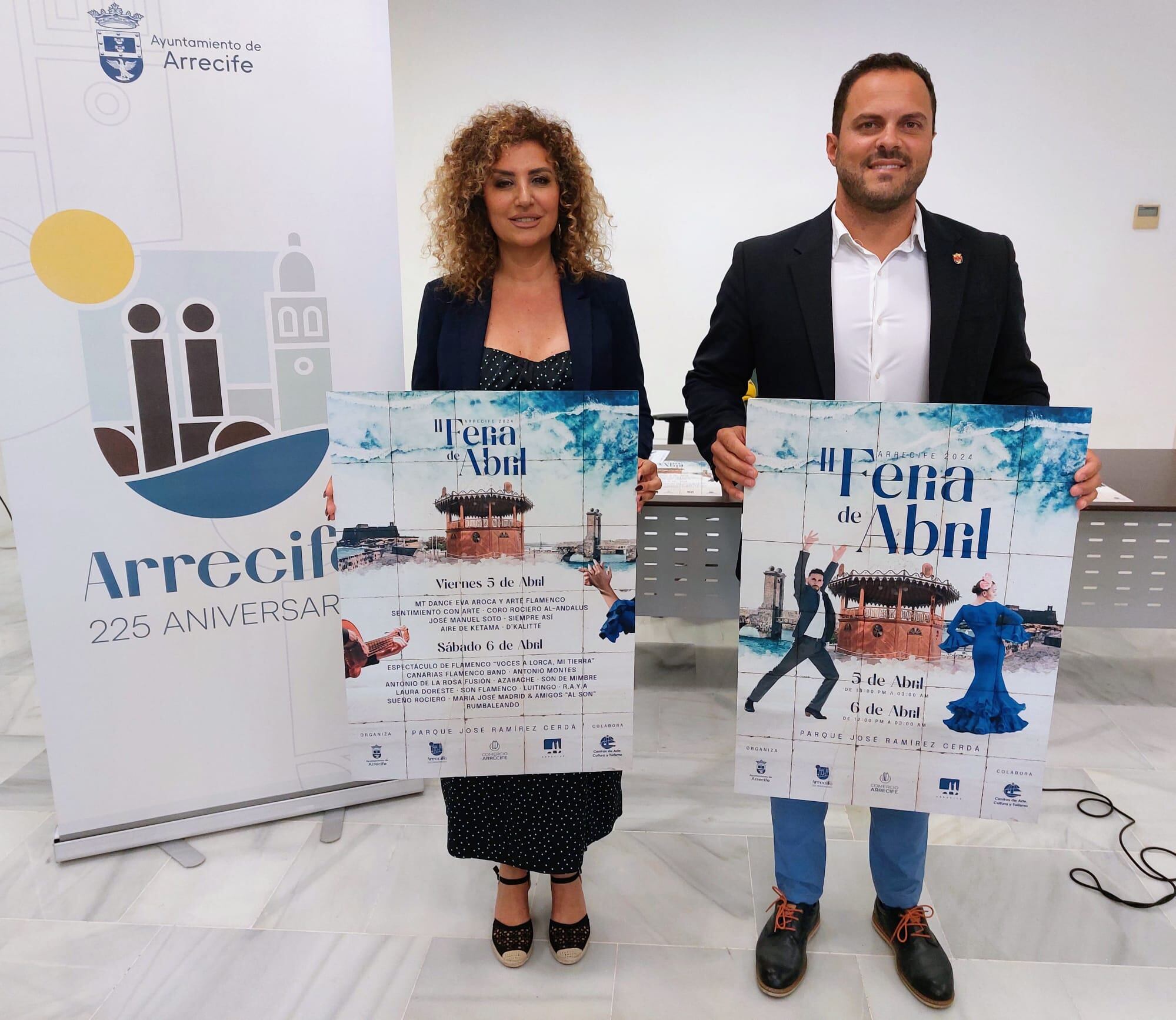 El alcalde de Arrecife, Yonathan de León, junto a la concejal de Turismo y Comercio, Elizabeth Merino.