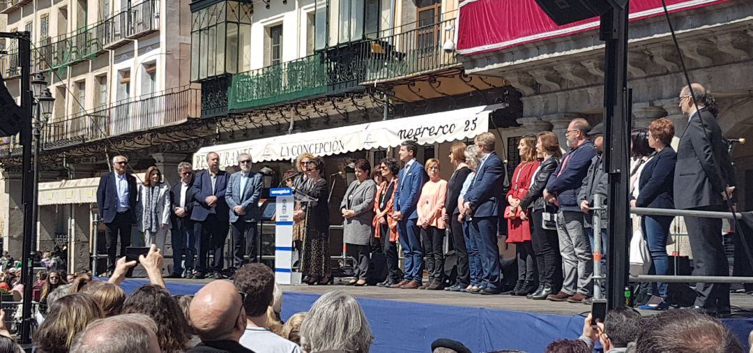 La corporación Municipal en pleno acompañando a los integrantes del Nuevo Mester de Juglaría