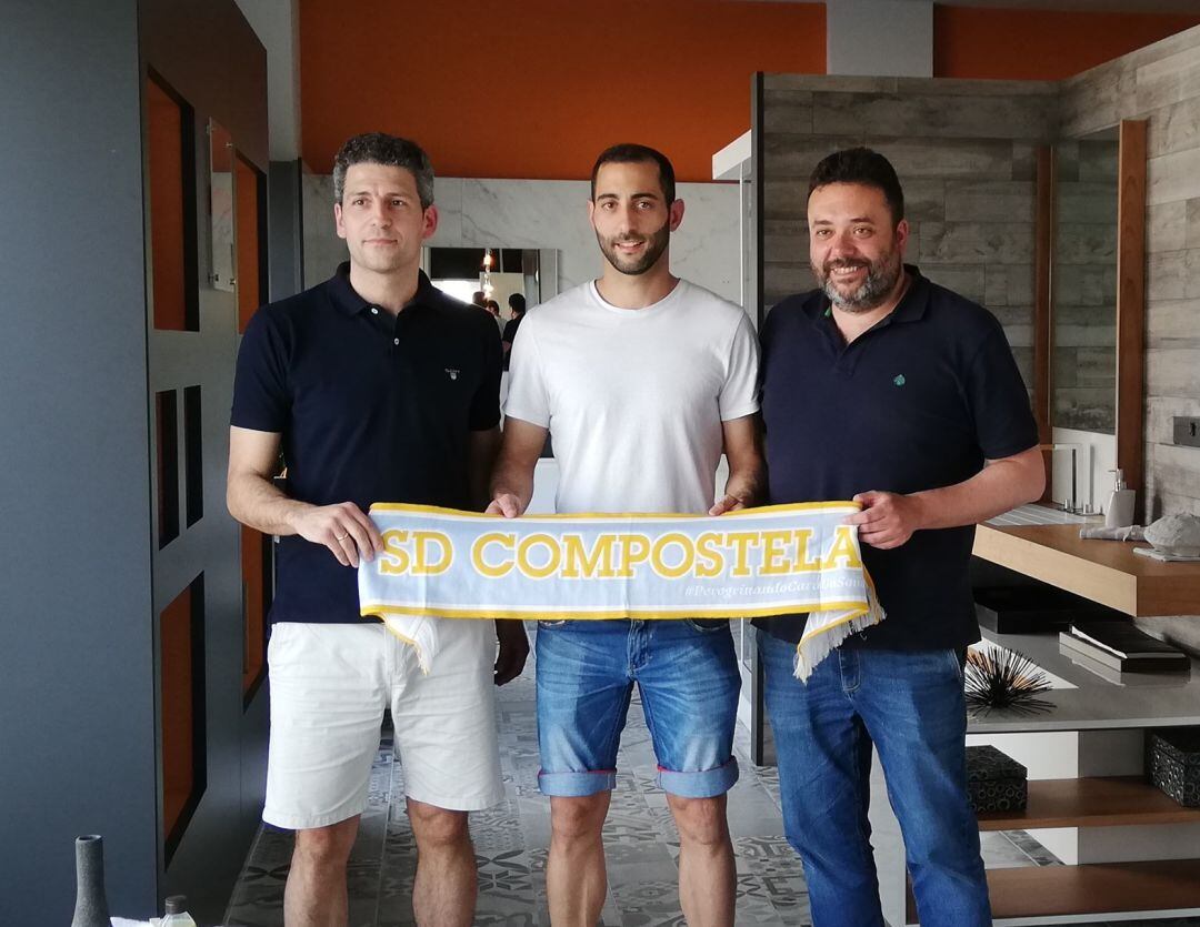 Roberto Baleato, en el centro, en su presentación como jugador de la SD Compostela en las instalaciones de Segundo Rey