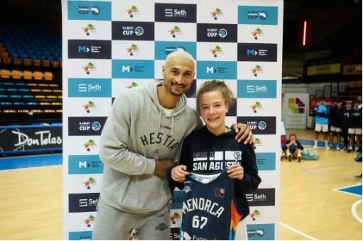 Els jugadors de l'Hestia Menorca també s'han involucrat en el torneig formatiu Basket Menorca Cup.