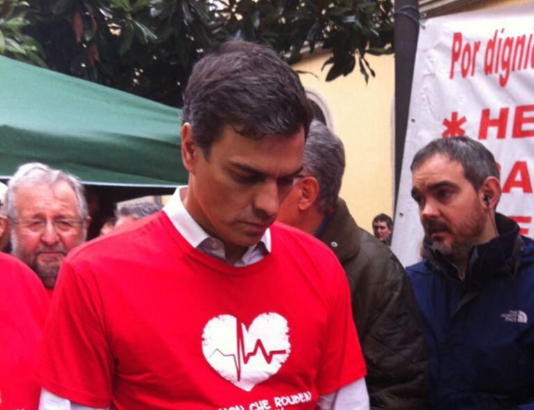 Pedro Sánchez con una camiseta reclamando Hemodinámica 24 horas en Lugo