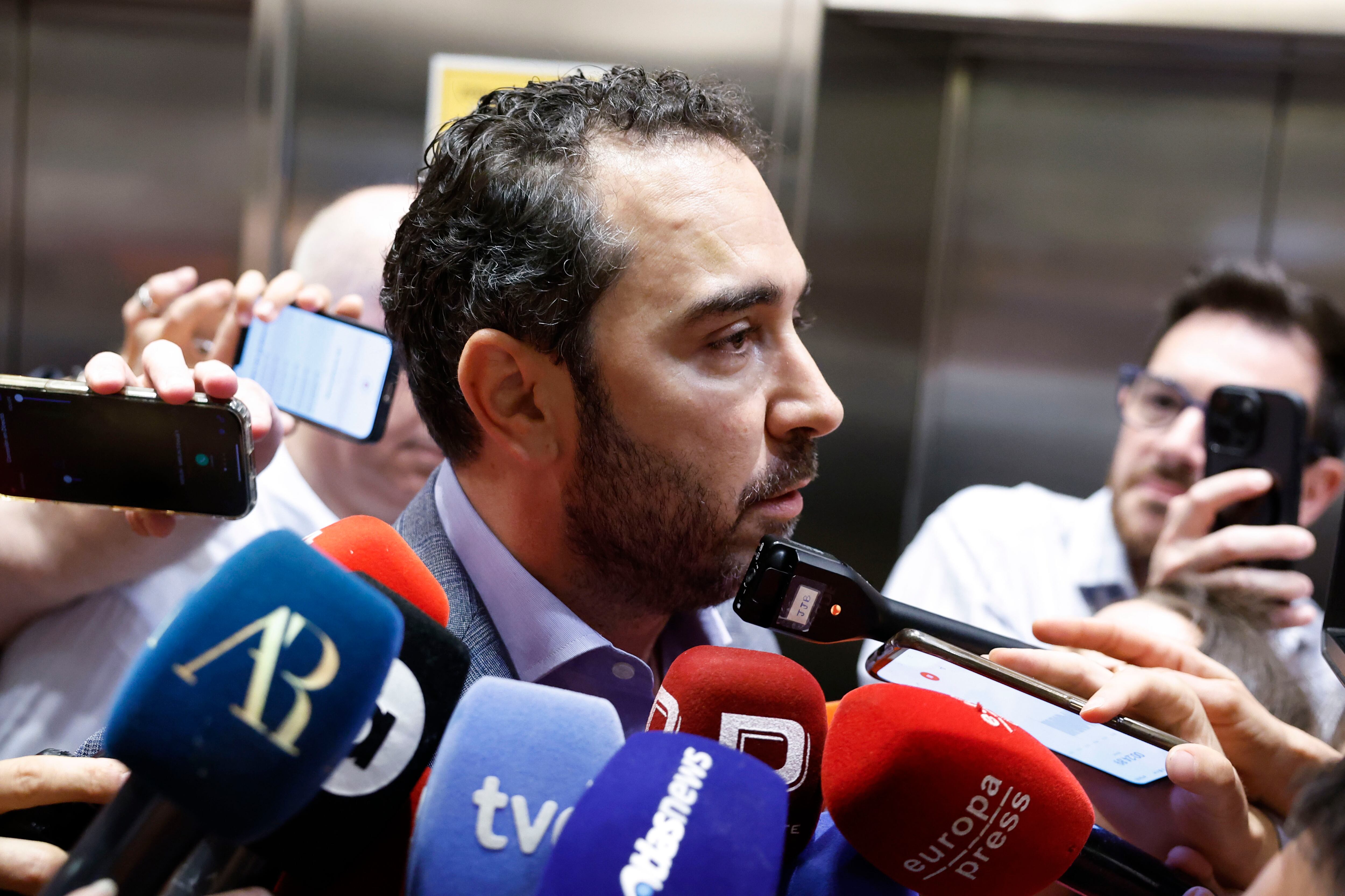MADRID (ESPAÑA), 04/06/2025.- El empresario Víctor de Aldama, investigado en el caso Koldo, se dirige a los medios tras su aparición este miércoles durante la comparecencia ante la prensa de la militante del PSOE Leire Díez en la que ha asegurado que "ha mentido en todo". EFE/ Chema Moya