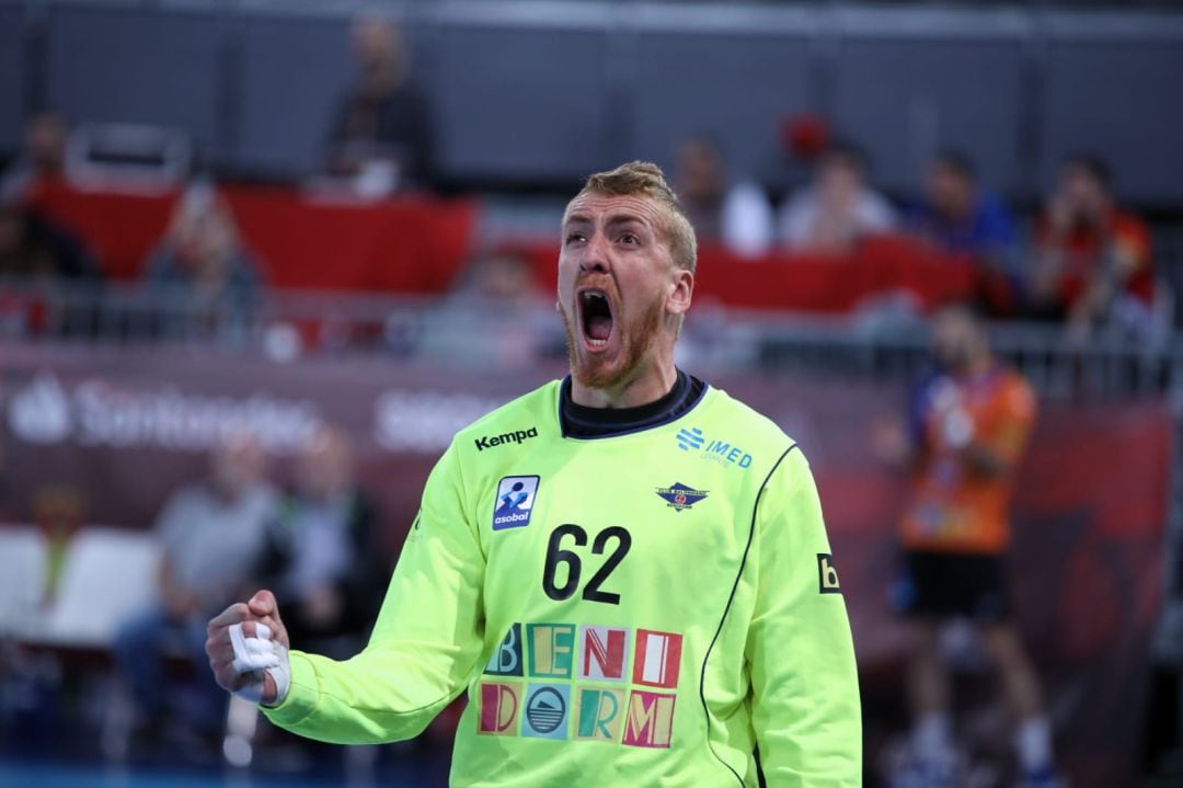 El guardameta de BM Benidorm, Leonardo Terçariol celebra el pase a la final de Copa del Rey