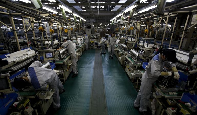 Daikin Industries Ltd employees work the production line of indoor air conditioning units at the company's Kusatsu factory in Shiga prefecture, western Japan March 20, 2015. As Japan heads into the season of peak demand for room air-conditioners, Daikin managers have been tasked with figuring out how to boost output by some 20 percent at the 45-year-old Kusatsu plant that six years ago the company had almost given up on as unprofitable. Picture taken March 20, 2015. REUTERS/Yuya Shino