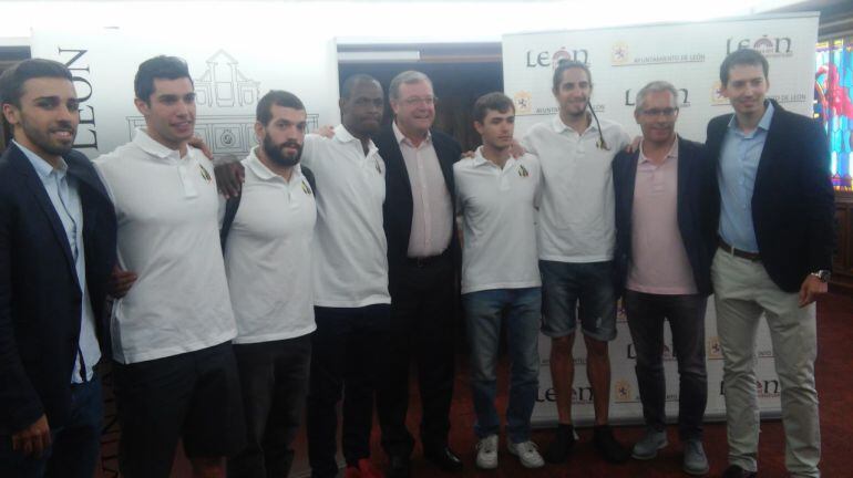 Antonio Silván recibe al Golden Dreams Team