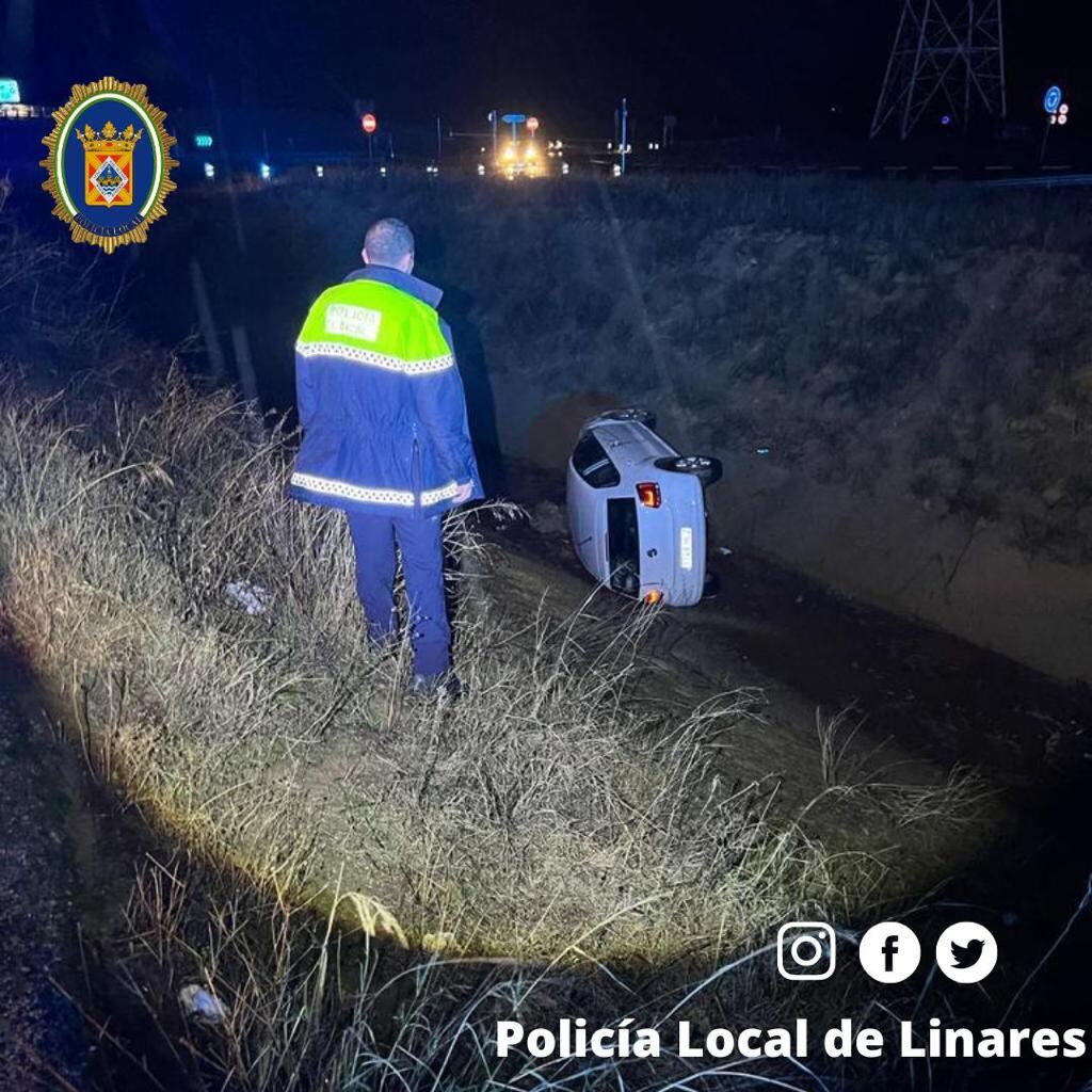 Efectivos de la Policía Local de Linares atienden a cuatro afectados por un accidente de tráfico