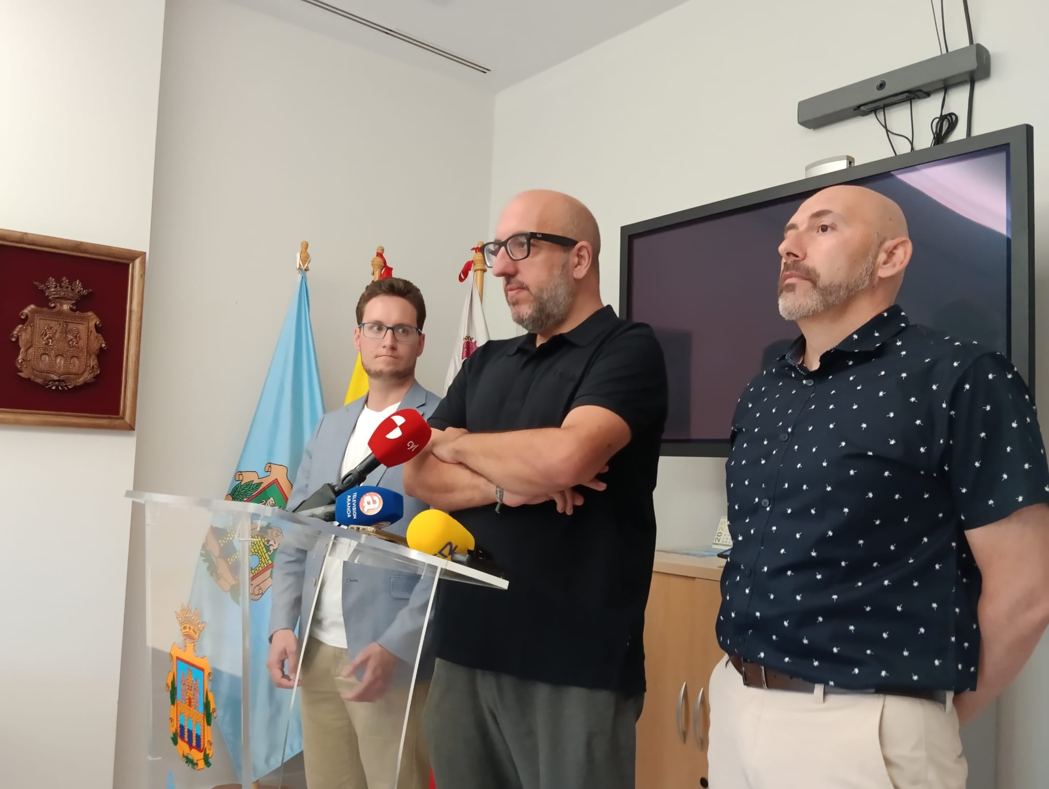 Javier AJenjo, en el centro, con el alcalde, Antonio Linaje (izq) y el concejal de Promoción, Juan Manuel Martín