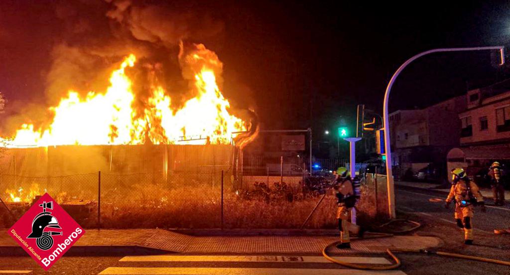 Los bomberos interviniendo en el foco de las llamas / CPBA