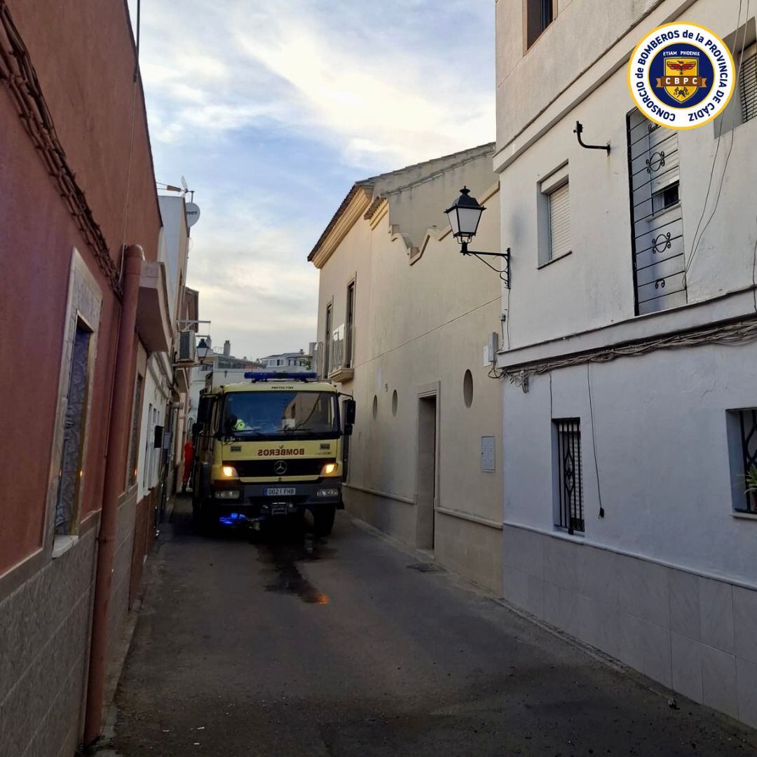 Un camión de bomberos durante el incendio en una vivienda de la calle Tinto, en Jerez