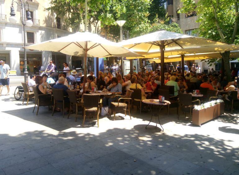 Imagen de una terraza en plena calle.