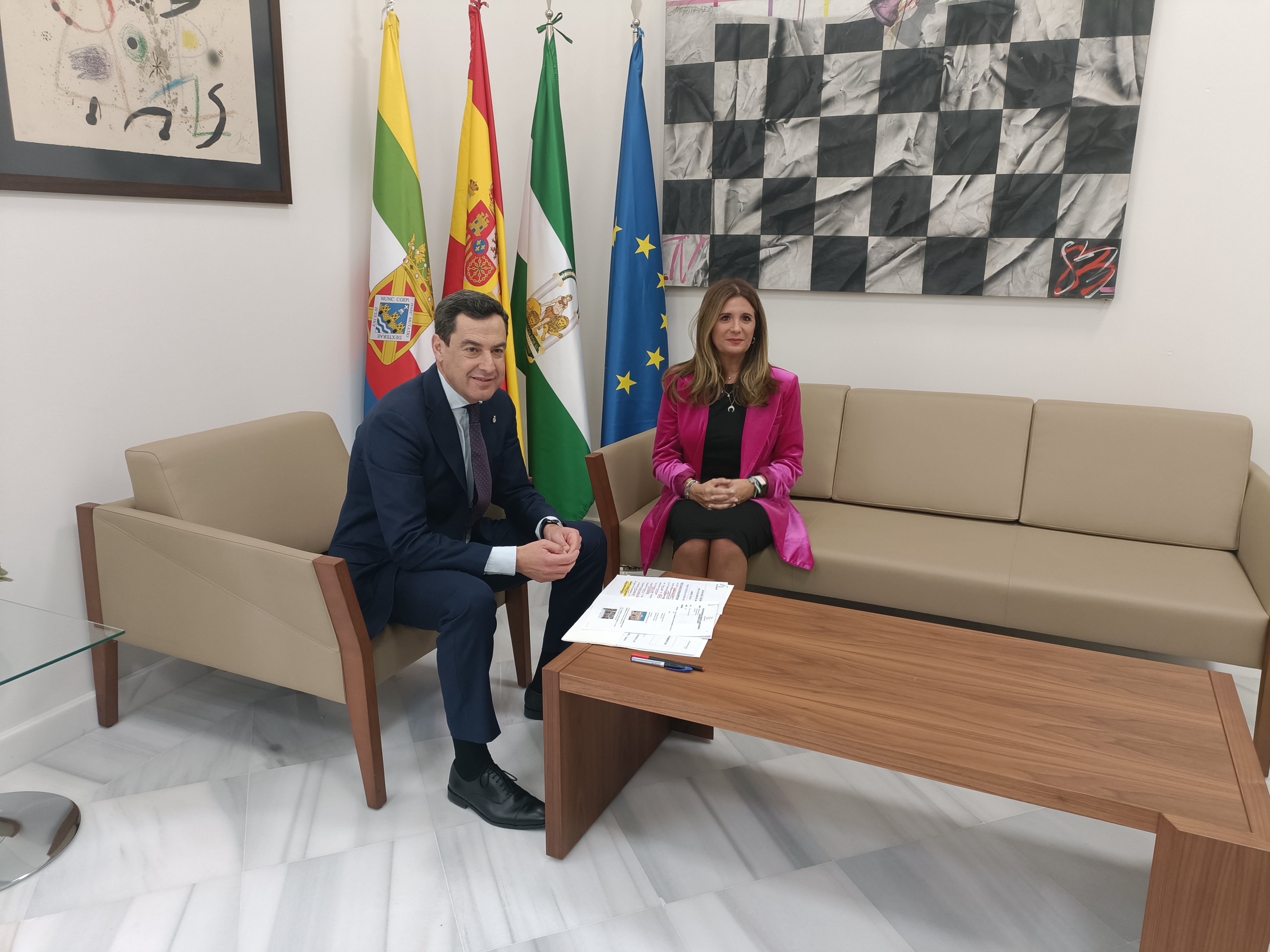 Juanma Moreno se reúne con Auxiliadora del Olmo en el ayuntamiento de Linares