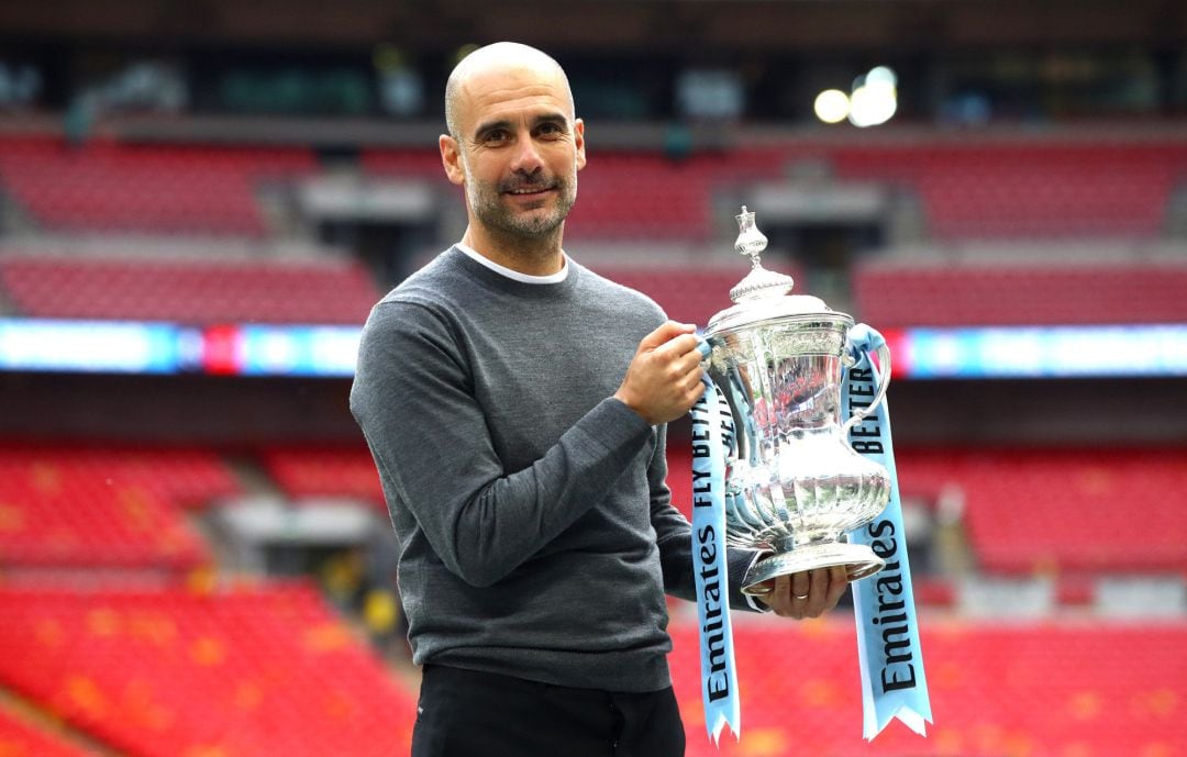 Pep Guardiola, con el trofeo de la FA Cup conquistado esta temporada con el Manchester City.