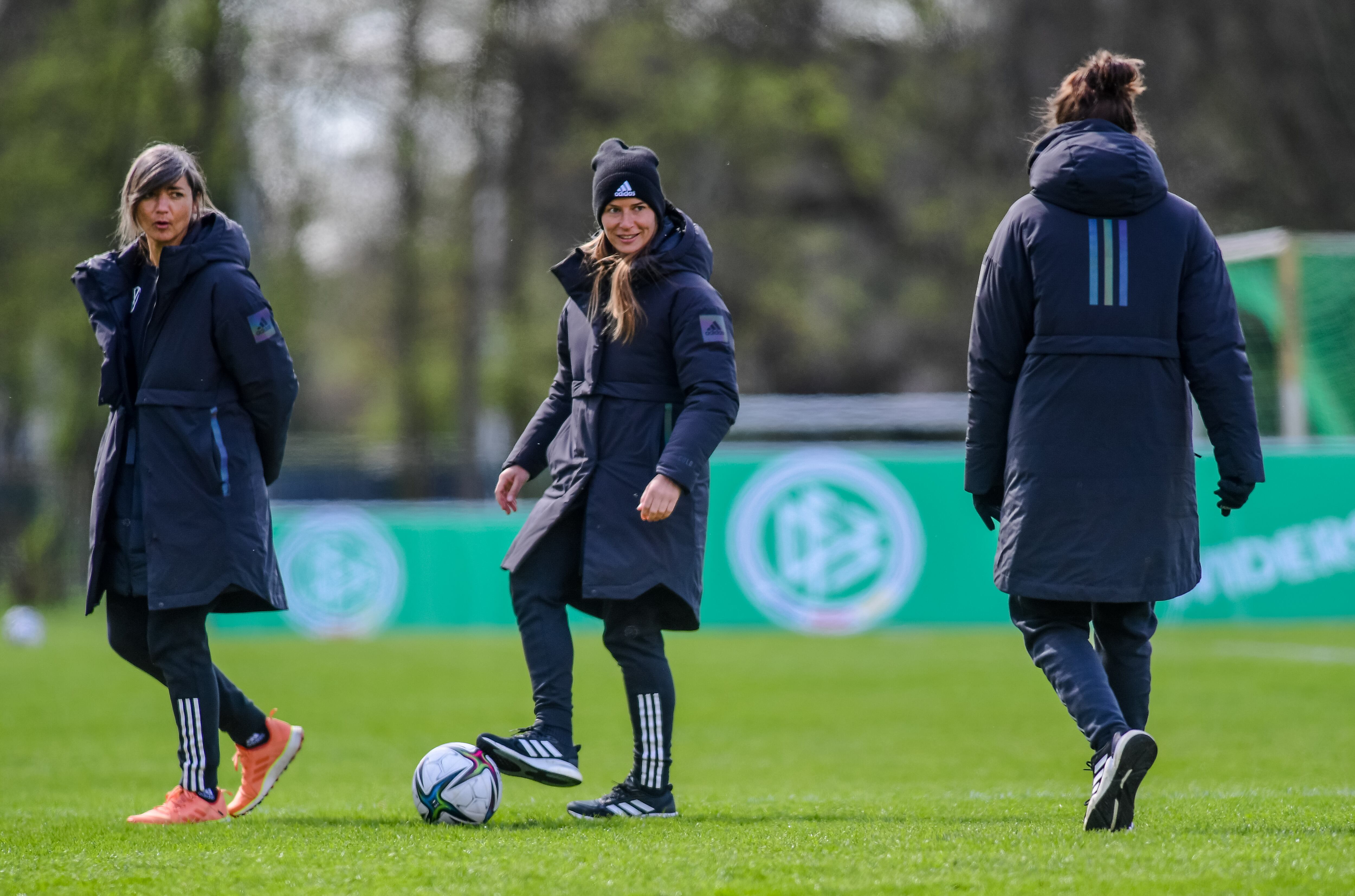 Marie-Louise Eta, que en la imagen aparece en el centro, junto a miembros del personal de la DFB