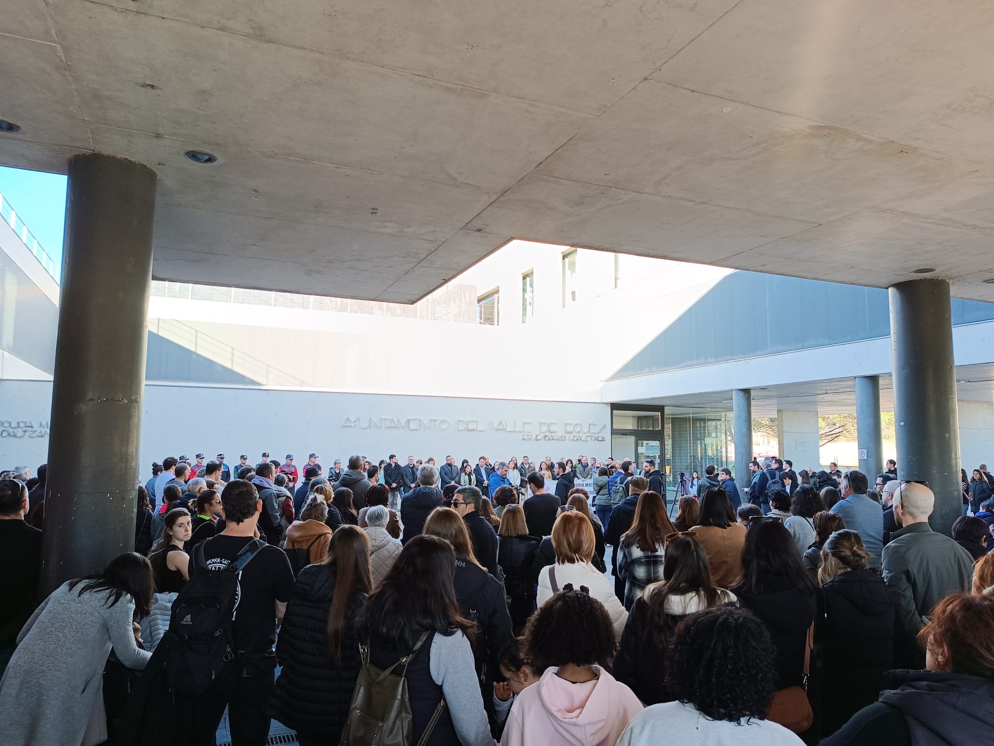 Concentración de repulsa del asesinato machista en Sarriguren