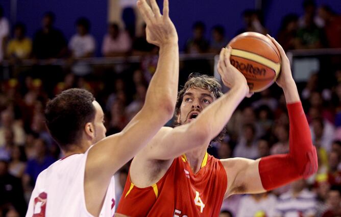 El pívot de la selección española Pau Gasol se prepara a lanzar a canasta ante Mehdi Jamel, de Túnez, durante el encuentro amistoso preparatorio para los Juegos Olímpicos de Londres 2012 celebrado este viernes en Salamanca.