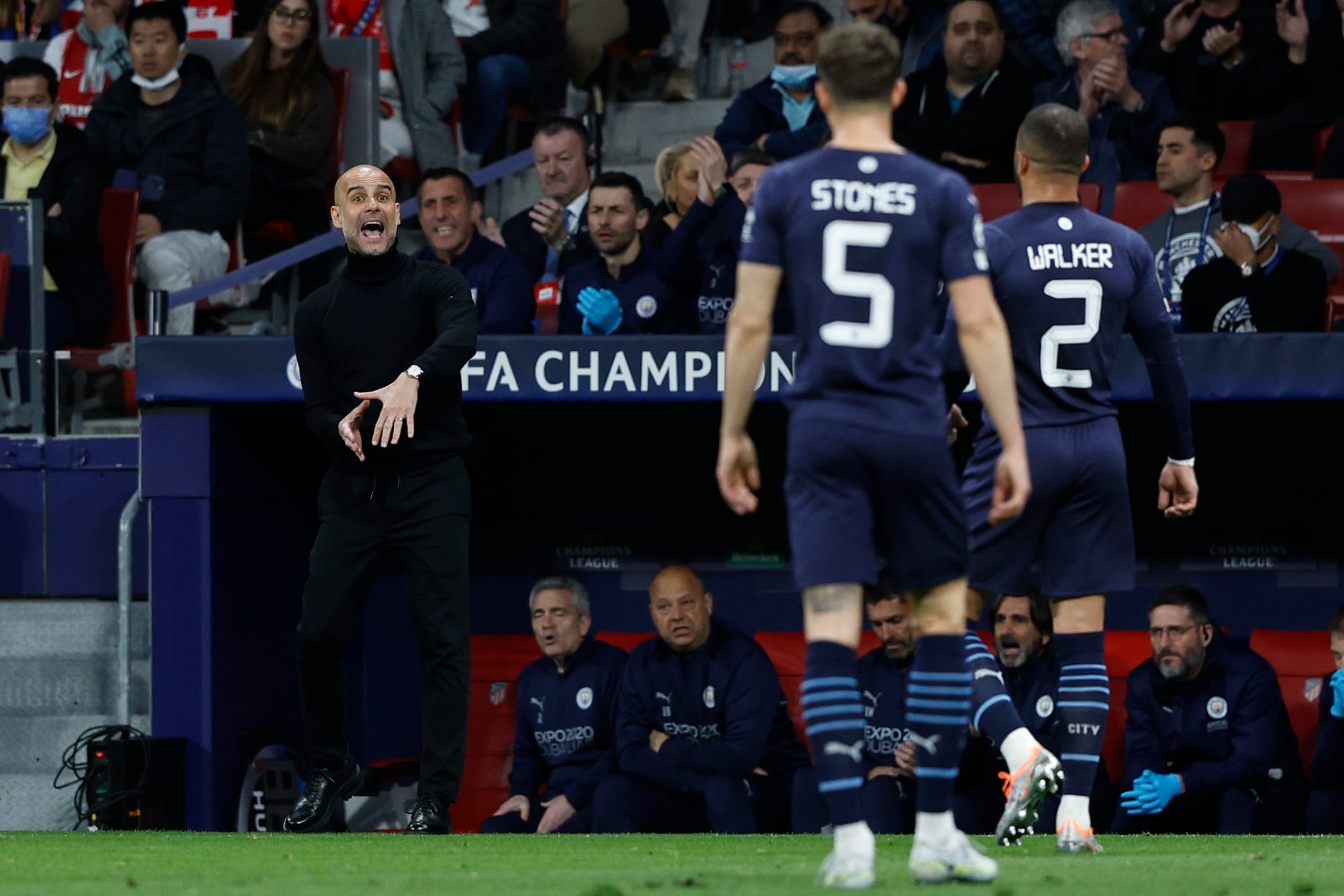 MADRID, 13/04/2022.- El entrenador del Manchester City, Pep Guardiola (i), durante el partido de vuelta de los cuartos de final de la Liga de Campeones ante el Atlético de Madrid que disputan este miércoles en el estadio Wanda Metropolitano. EFE/Rodrigo Jiménez
