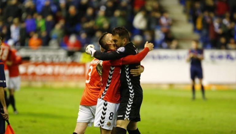 Reina s&#039;abraça amb Rocha després de la victòria contra l&#039;Alavés.