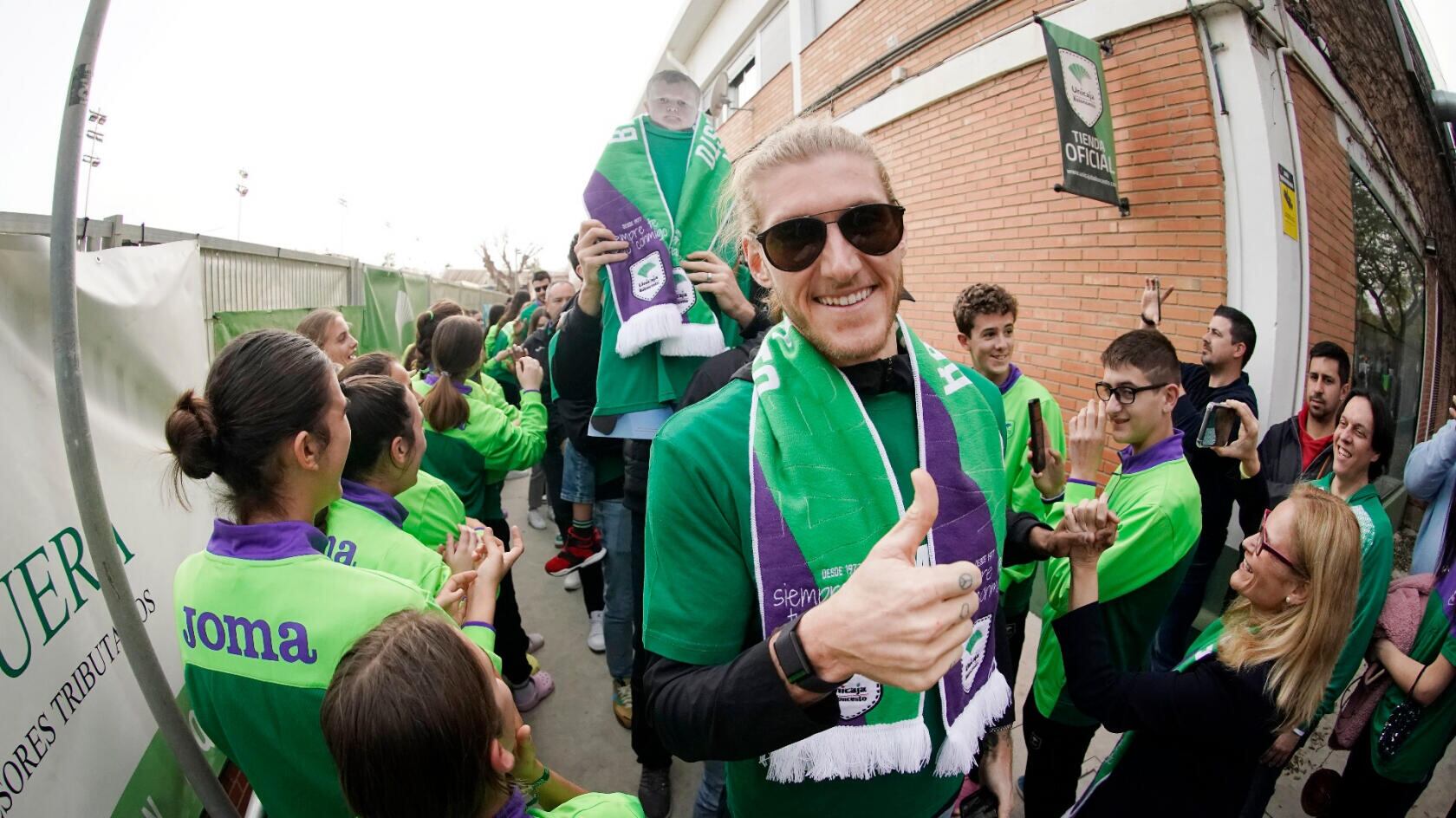 La fiesta del jugador del Unicaja Dylan Osetkowski este domingo, tras el partido contra el Real Madrid