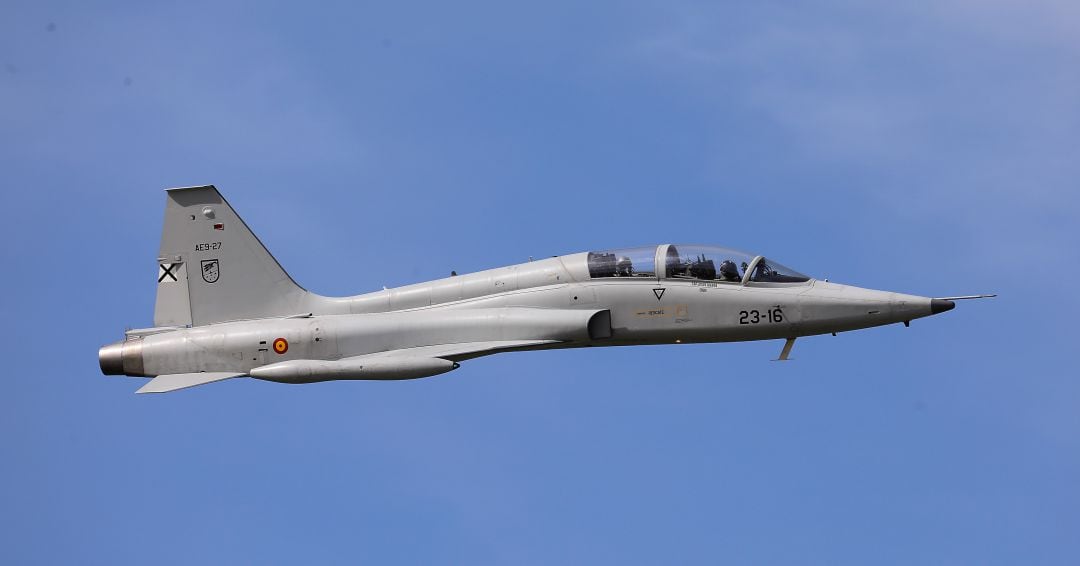 Un caza Eurofighter español volando en Sevilla.