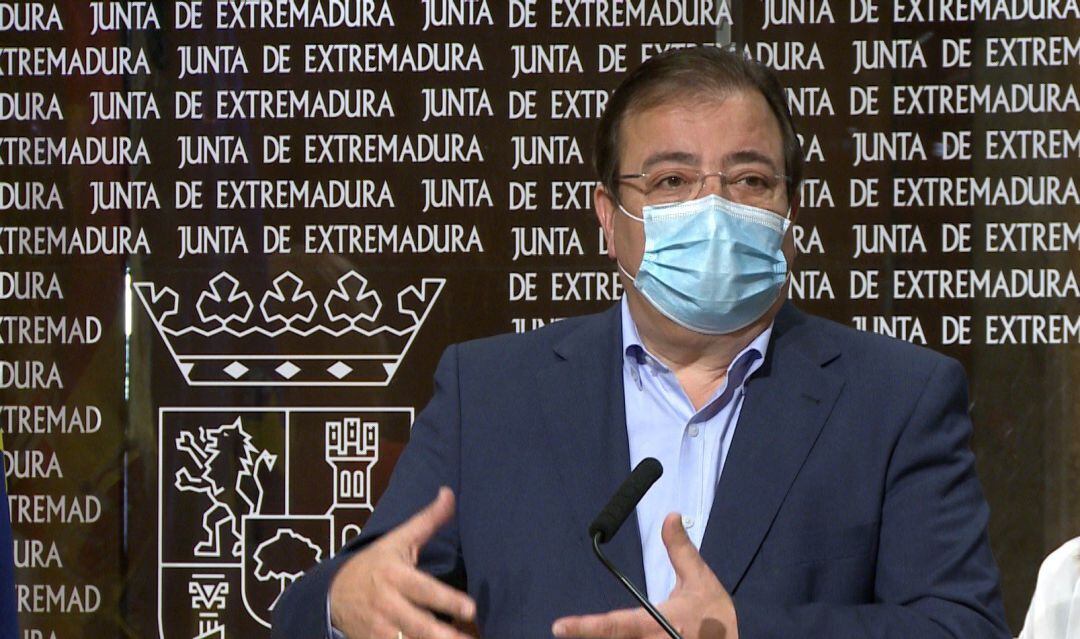 El presidente de la Junta, Guillermo Fernández Vara, en rueda de prensa