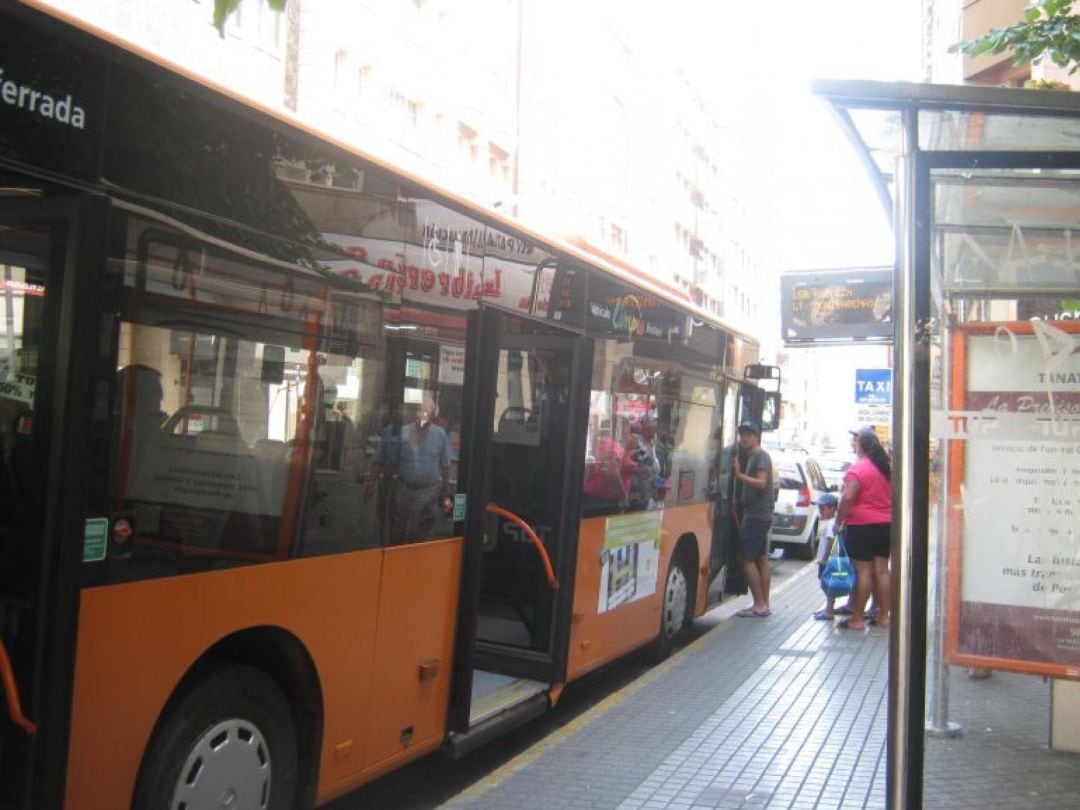 Un autobús en la parada