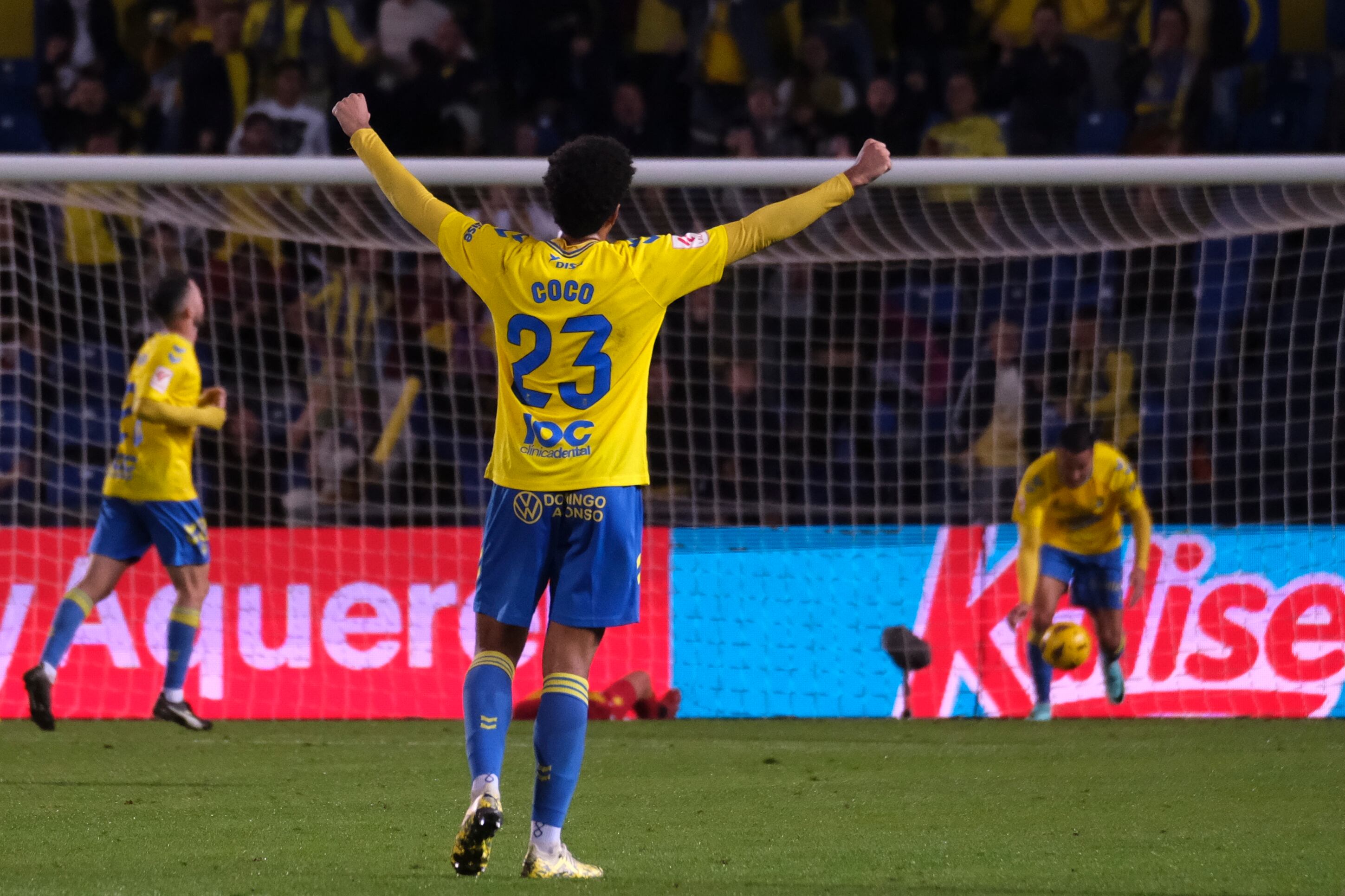 LAS PALMAS DE GRAN CANARIA, 01/12/2023.- El defensa de Las Palmas Saúl Coco celebra el segundo gol ante el Getafe, durante el encuentro correspondiente a la decimoquinta jornada de LaLiga EA Sports disputado entre la UD Las Palmas y el Getafe en el estadio Gran Canaria. EFE/Angel Medina G
