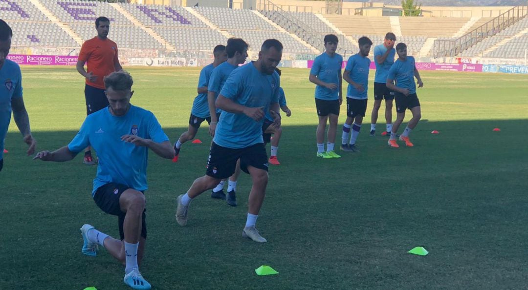 Los jugadores del Real Jaén se ejercitan en el Estadio de La Victoria.
