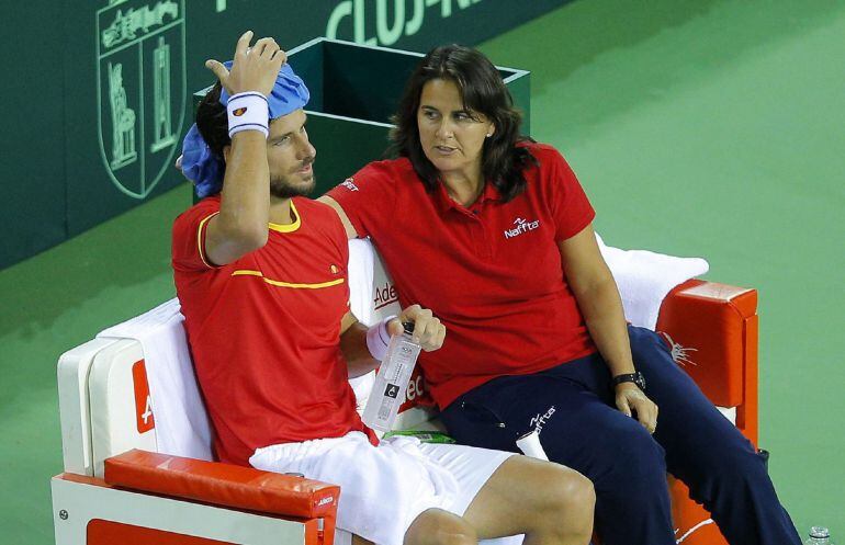 Feliciano López conversa con la capitana del equipo, Conchita Martínez, durante su partido de la eliminatoria de segunda ronda del Grupo Mundial I de Copa Davis contra el rumano Marius Copil