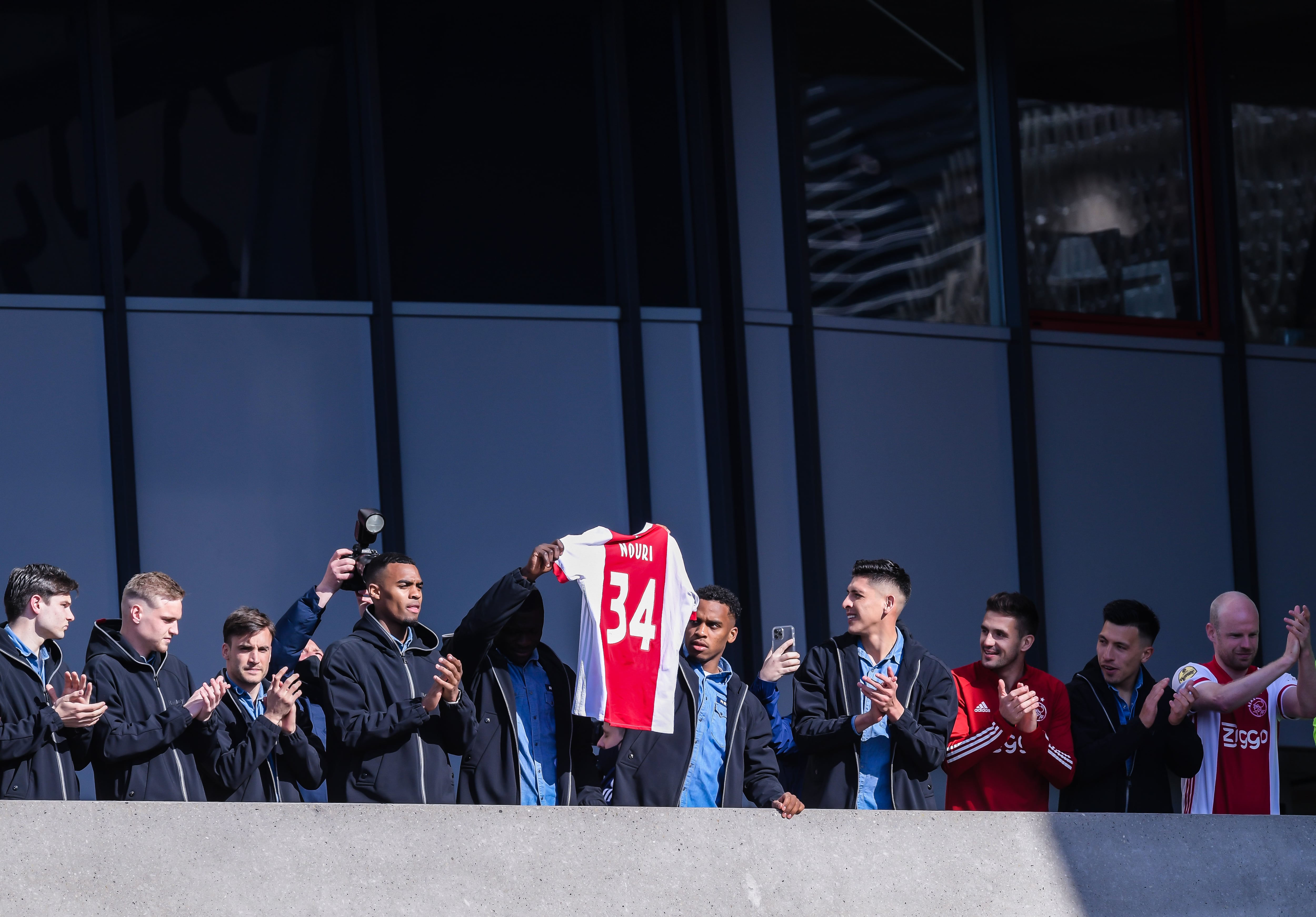 Los jugadores del primer equipod del Ajax con la camiseta de Abdelhak Nouri