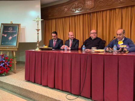 Mesa presidencial, durante la intervención del Autor, Francisco José López, a la derecha