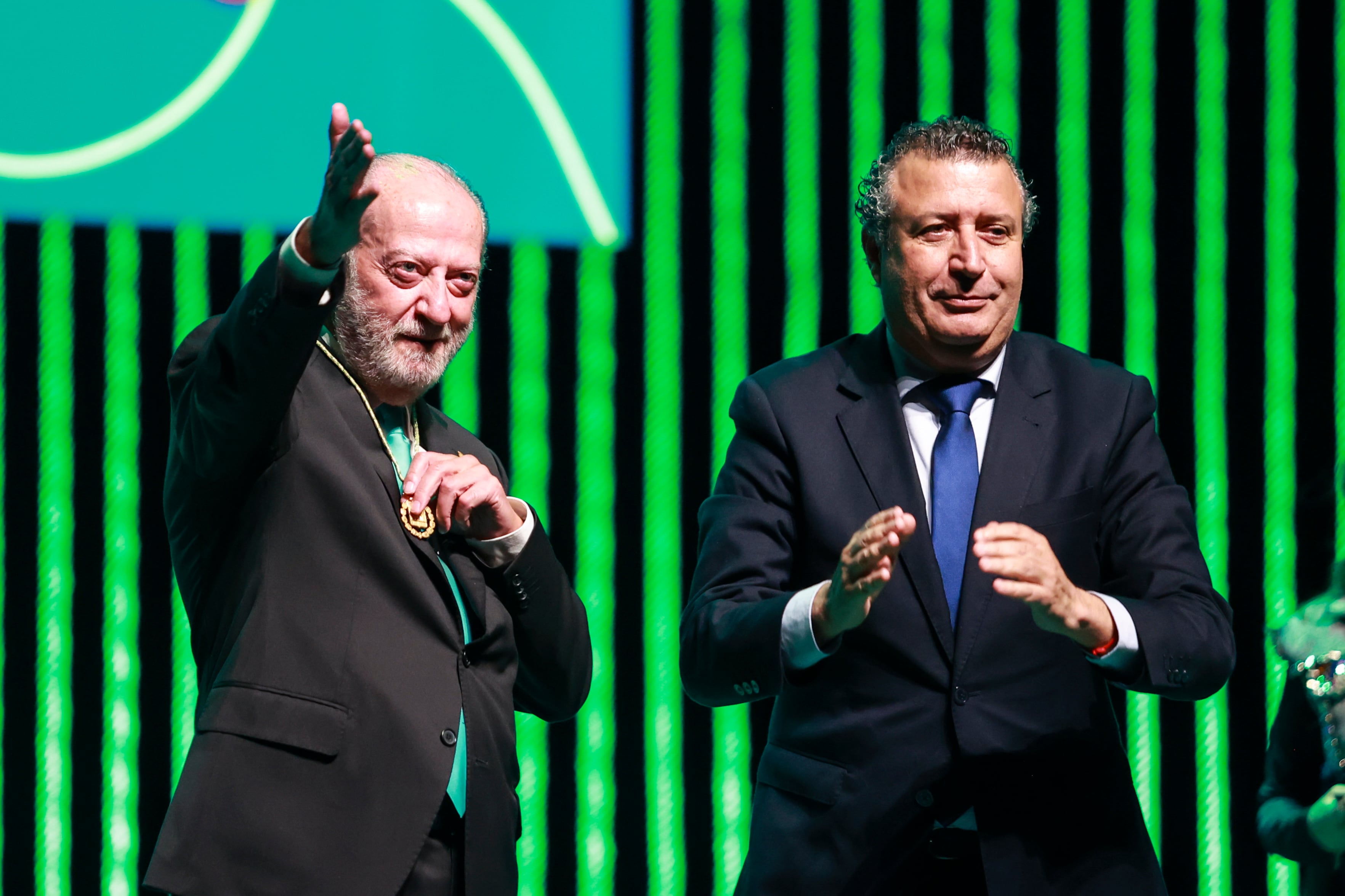 El expresidente de la Diputación de Sevilla, Fernando Rodríguez Villalobos, recoge la medalla de la provincia durante el acto institucional de la Diputación con motivo del Día de la Provincia en el Auditorio Cartuja Center