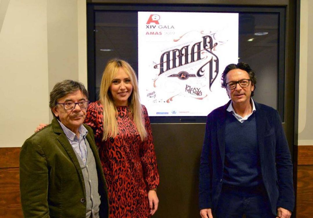 El Concejal de Cultura, Roberto Sánchez Ramos, la presentadora de la gala, Arantxa Nieto, y uno de sus organizadores, Geno Cuesta, posan con el cartel anunciador de los AMAS 