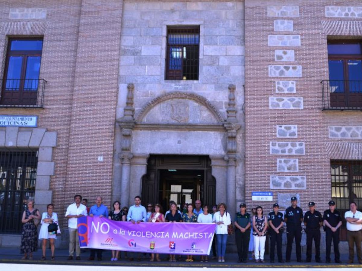 La Corporación Municipal guarda un minuto de silencio