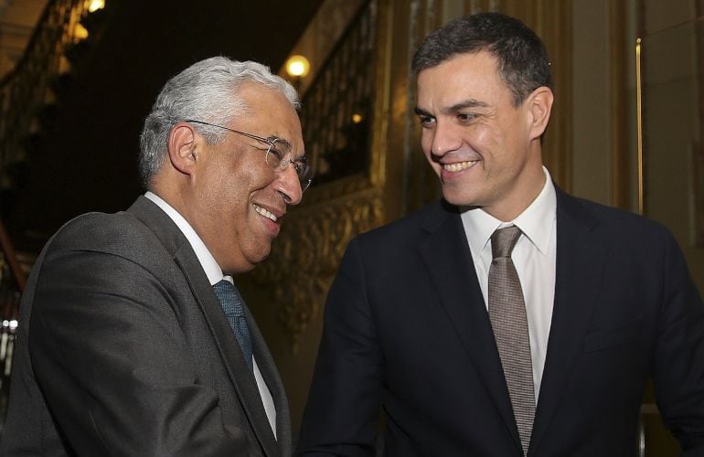 El secretario general del PSOE, Pedro Sánchez, saluda a su homólogo en el PS luso y primer ministro de Portugal, António Costa.