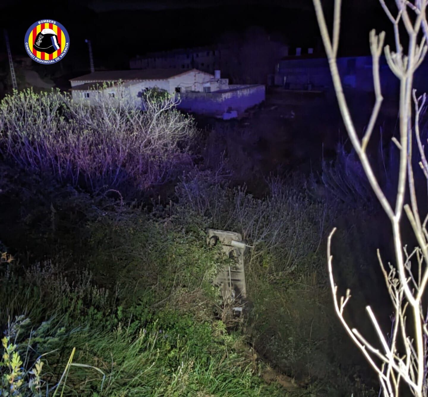 Imatge del cotxe al barranc de la CV-608 entre Pinet i Llutxent