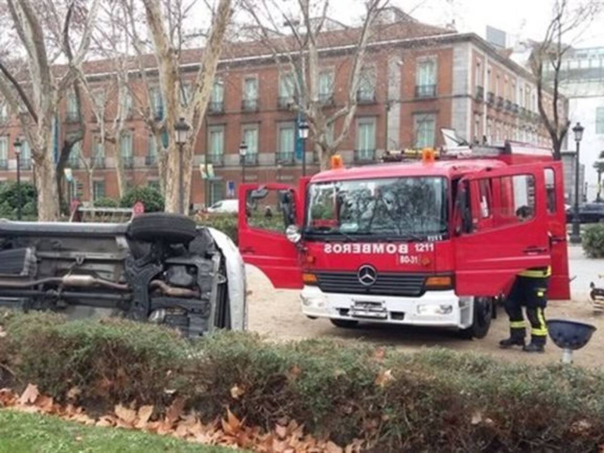 Una conductora se marea y vuelca en el Paseo del Prado