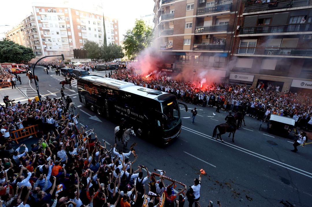 Llegada del autobús del Valencia a Mestalla en las semifinales de la Europa League