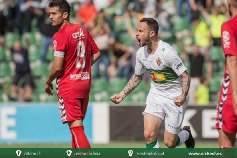 Iván Sánchez celebra su gol al Real Murcia en la primera ronda de ascenso