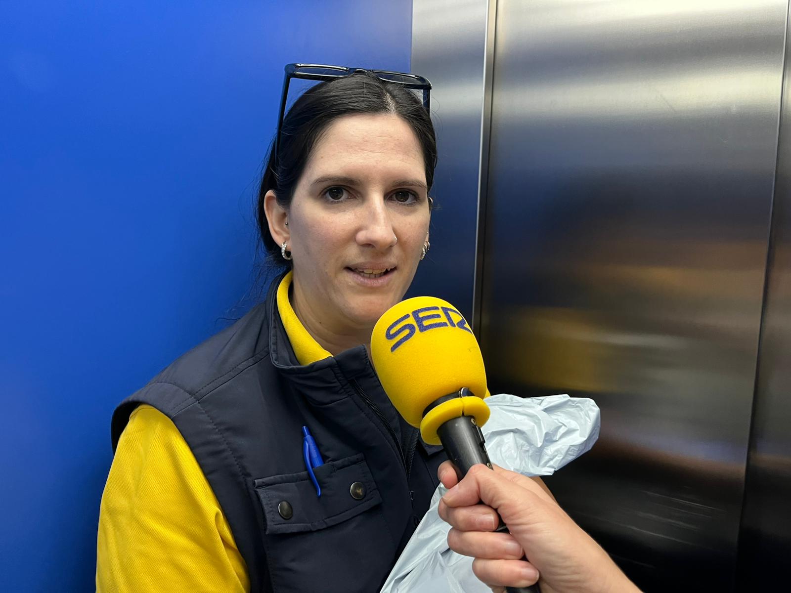 “Cada carta es una historia”: Ana María, cartera cartagenera de 34 años que ama su oficio